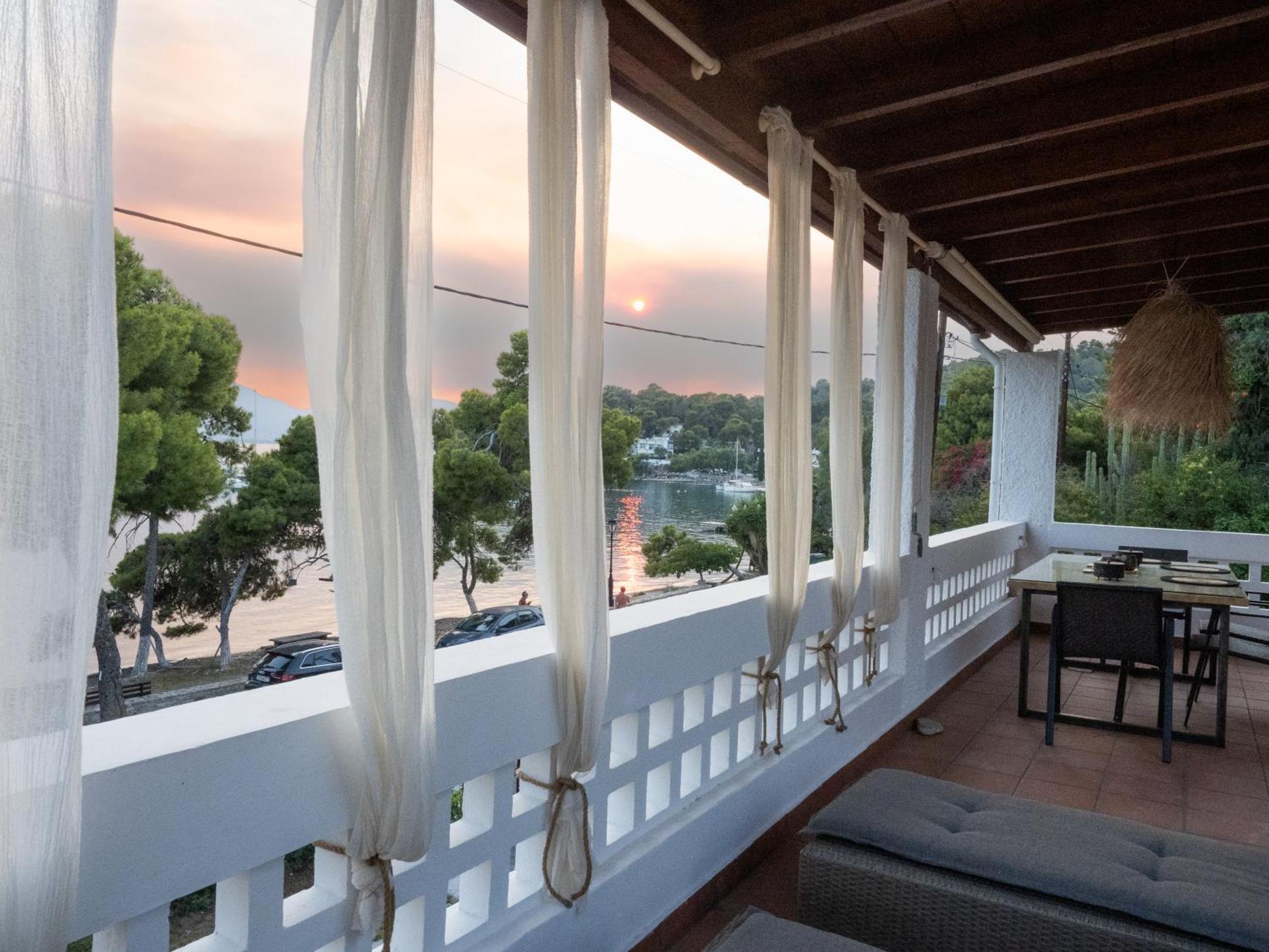 Seaview Apartment - Poros Relaxing Beachfront Flat Poros Town Exterior photo
