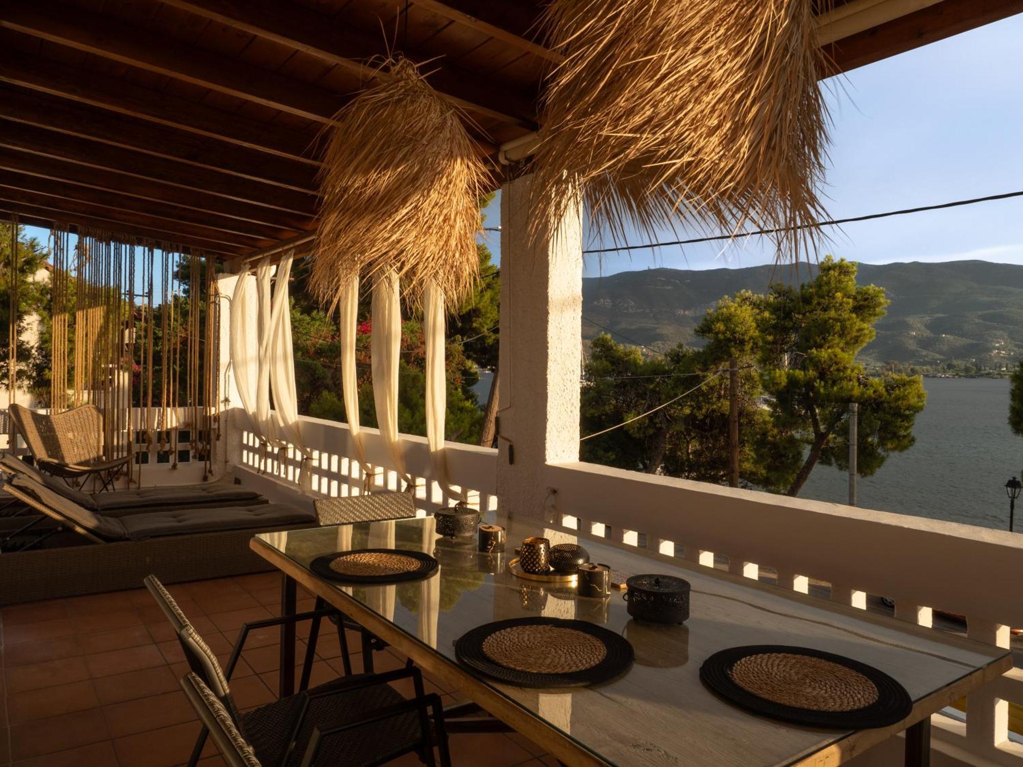 Seaview Apartment - Poros Relaxing Beachfront Flat Poros Town Exterior photo
