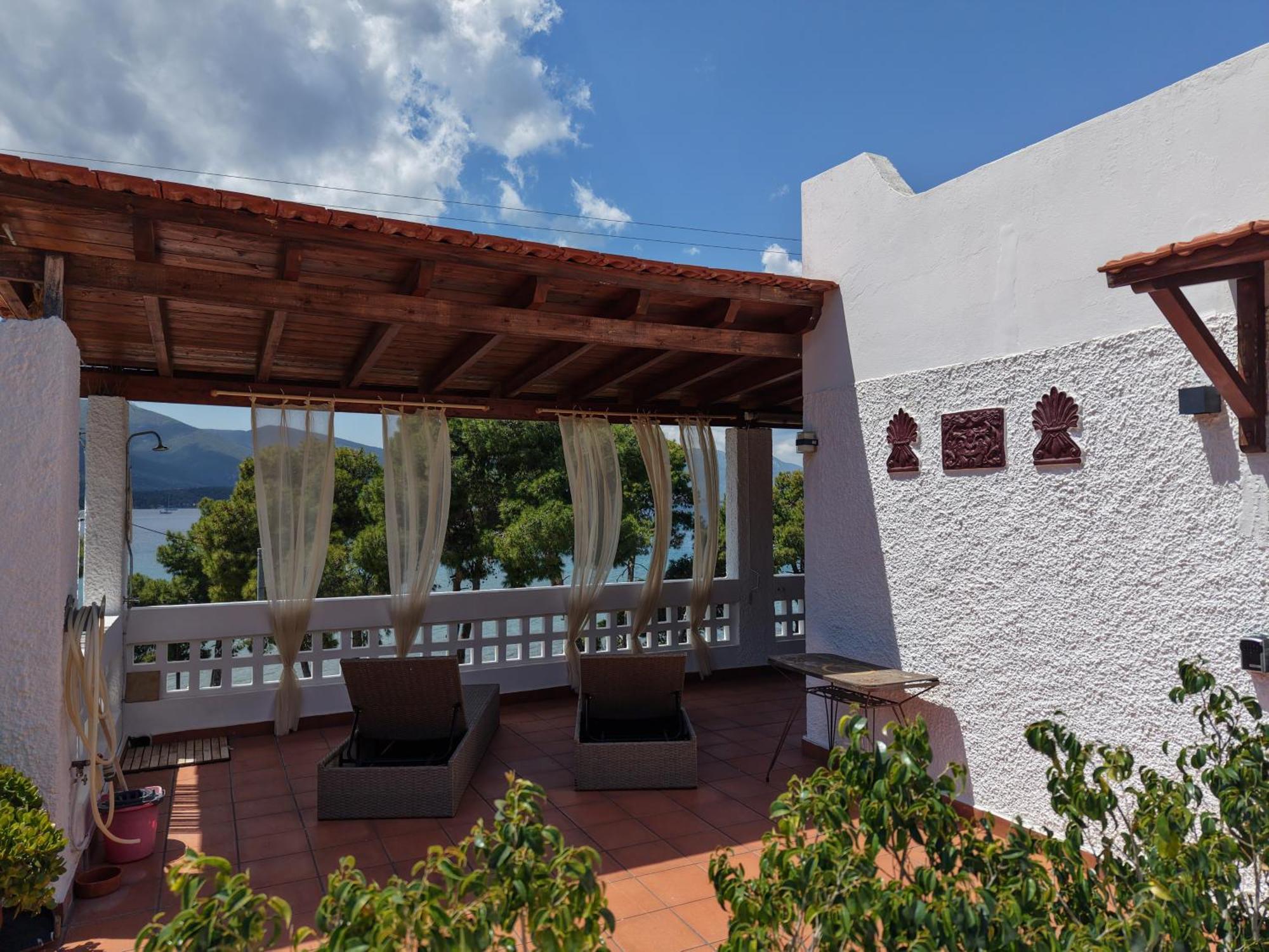 Seaview Apartment - Poros Relaxing Beachfront Flat Poros Town Exterior photo